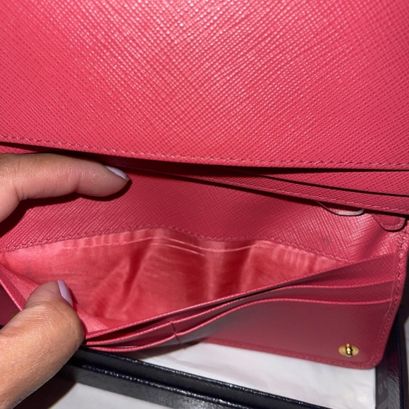 Prada Saffiano wallet 100% Authentic excellent condition comes with box - Picture 9 of 15